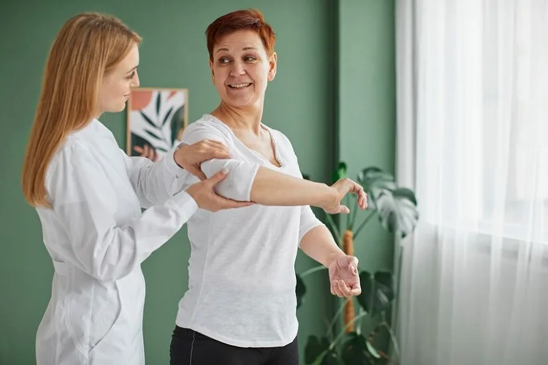 خدمات فیزیوتراپی در منزل توسط خانم