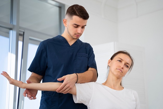 چگونه از خدمات فیزیوتراپی در منزل استفاده کنیم؟